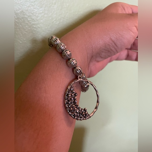 Elegant Silver Beaded Bracelet - Picture 1 of 6